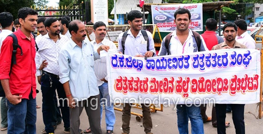 Journalists stage protest against assault on colleagues 